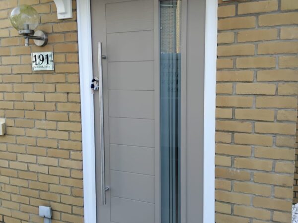 Anthracite door with slim panels
